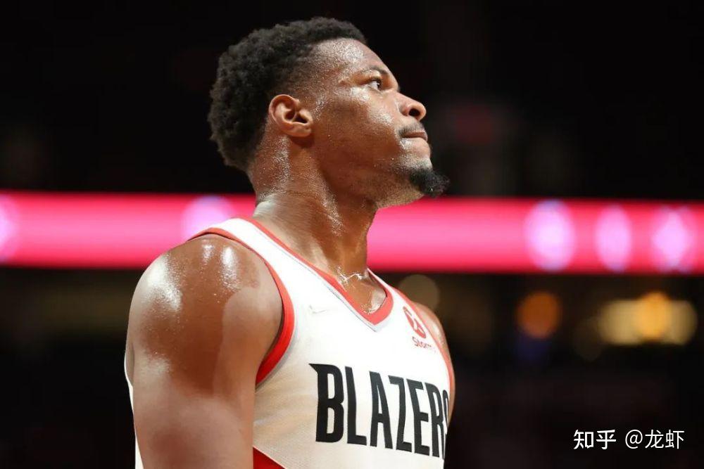 包含冲刺阶段夏洛特黄蜂备战NBA常规赛，单刀错失细节曝光，引发热议，球队文化再被提及的词条